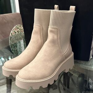 New in Box! $75 DV By Dolce Vita Villa Women's Beige Ankle Boots sz 9